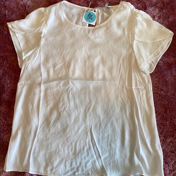 White blouse with pleaded shoulders - Picture 1 of 2